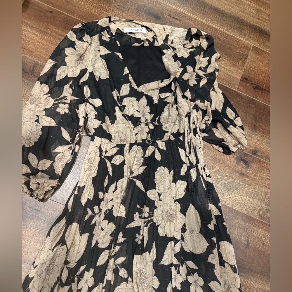 Floral Chiffon Pleated V-Neck Midi Dress Metallic - Picture 5 of 6